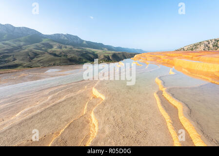 Travertin Terrasse bei Sonnenaufgang in der Nähe von Orost, eines der seltenen reinen Travertin-Pools, die frei zugänglich sind, sind Badab-e Surt, Iran Stockfoto