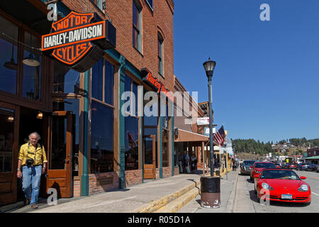 HILL CITY, South Dakota, 16. September 2018: Schilder und speichert in Main Street, Hill City. Hill City als das "Herz der Berge", von denen bekannt ist Stockfoto