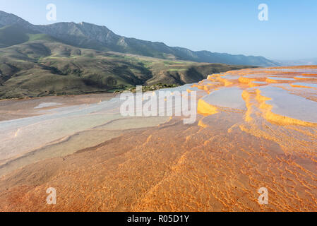 Travertin Terrasse bei Sonnenaufgang in der Nähe von Orost, eines der seltenen reinen Travertin-Pools, die frei zugänglich sind, sind Badab-e Surt, Iran Stockfoto