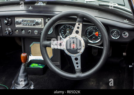 Lenkrad und Armaturenbrett des klassischen britischen 1966 MG B Roadster Sportwagen Stockfoto