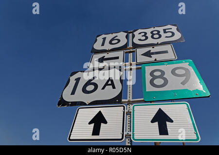 CUSTER, South Dakota, 17. September 2018: Beschilderung am Mount Rushmore Road in Custer, South Dakota. Stockfoto