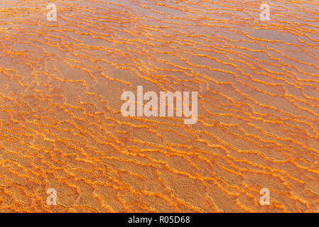 Travertin Terrasse bei Sonnenaufgang in der Nähe von Orost, eines der seltenen reinen Travertin-Pools, die frei zugänglich sind, sind Badab-e Surt, Iran Stockfoto