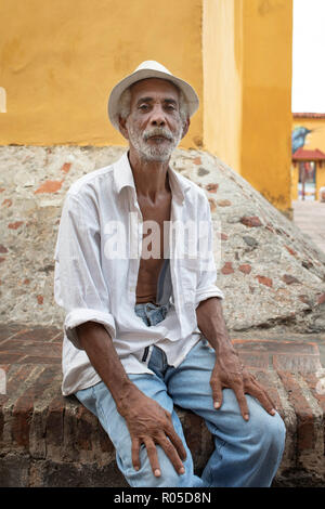 Porträt einer beiläufigen Afrokolumbianischen Mann außerhalb Iglesia de la Santísima Trinidad, der Innenstadt von Getsemani. Cartagena de Indias, Kolumbien. Okt 2018 Stockfoto