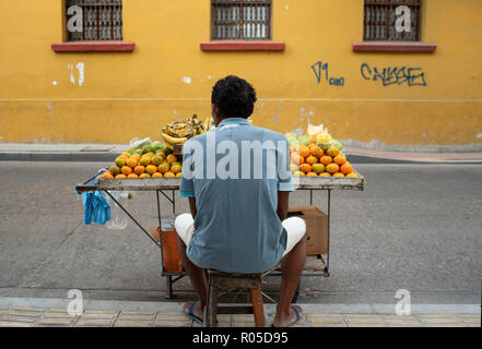 Ansicht der Rückseite des Straße Obst Verkäufer. Getsemani, Cartagena de Indias, Kolumbien. Okt 2018 Stockfoto