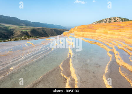 Travertin Terrasse bei Sonnenaufgang in der Nähe von Orost, eines der seltenen reinen Travertin-Pools, die frei zugänglich sind, sind Badab-e Surt, Iran Stockfoto