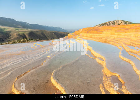 Travertin Terrasse bei Sonnenaufgang in der Nähe von Orost, eines der seltenen reinen Travertin-Pools, die frei zugänglich sind, sind Badab-e Surt, Iran Stockfoto