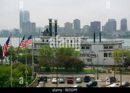 DETROIT, Michigan, Vereinigte Staaten - 22. Mai, 2018: Die Detroit Prinzessin angedockt entlang des Detroit River in der Innenstadt. Die Riverboat bietet Abendessen Kreuzfahrten entlang der Detroit River Stockfoto