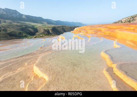 Travertin Terrasse bei Sonnenaufgang in der Nähe von Orost, eines der seltenen reinen Travertin-Pools, die frei zugänglich sind, sind Badab-e Surt, Iran Stockfoto