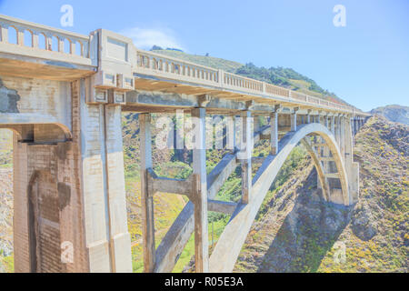 Iconic Bixby Bridge auf dem Pacific Coast Highway Nummer 1 in Kalifornien, USA. Bixby Bridge ist in der Nähe von Pfeiffer Canyon Bridge in Big Sur zusammengebrochen. American Travel Konzept. Weiches Licht. Stockfoto