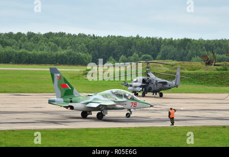 Belarus. Minsk. Juli 3, 2018. Die Yak-130 Kampftrainer Jet der Weißrussischen Air Force Stockfoto