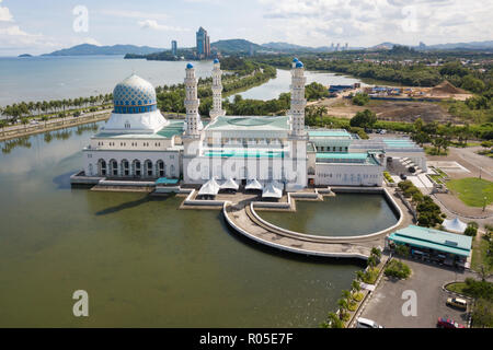 Eine Antenne drone top Betrachtungswinkel der Stadt Kota Kinabalu Moschee und seine Umgebung. Stockfoto