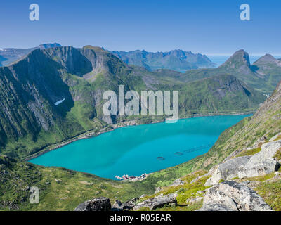 Blick über den Fjord Örnfjord zu Berg Segla (rechts), Straße nach Fjordgard, Käfigen der Lachszucht im Fjord, von Wandern bis zu peak Grytetippen, Insel gesehen Stockfoto