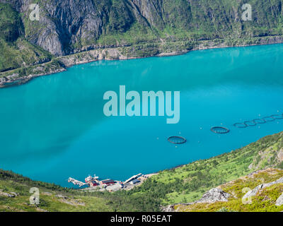 Blick über den Fjord Örnfjord, Käfigen der Lachszucht in den Fjord, die Straße entlang dem Fjord nach Fjordgard, Angeln, Basis, von Wandern bis zu peak Grytetippen gesehen, Stockfoto