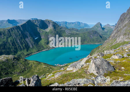 Blick über den Fjord Örnfjord zu Berg Segla (rechts), Käfigen der Lachszucht im Fjord, Straße nach Fjordgard, von Wandern bis zu peak Grytetippen, Insel gesehen Stockfoto