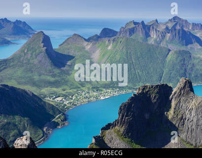 Blick über den Fjord Fjordgard Örnfjord, Dorf, Peak von segla (links) und Hesten, von Berg Grytetippen gesehen, Insel Senja, Troms, Norwegen Stockfoto