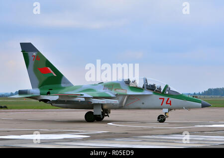 Belarus. Minsk. Juli 3, 2018. Die Yak-130 Kampftrainer Jet der Weißrussischen Air Force Stockfoto