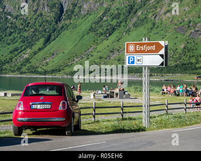 Strand Ersfjord Ersfjordstranden, Fjord, öffentlichen Erholungsgebiet, am Strand, Wegweiser, touristische Attraktion, Insel Senja, Troms, Nordnorwegen, Norwegen Stockfoto