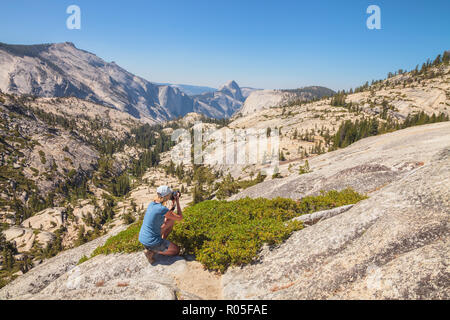 Trekking reisender Fotograf den Half Dome auf Olmsted Point schießen. Tioga Road im Yosemite National Park, Kalifornien, USA. Natur Fotograf Aufnahmen im Freien während Wandern reisen. Stockfoto