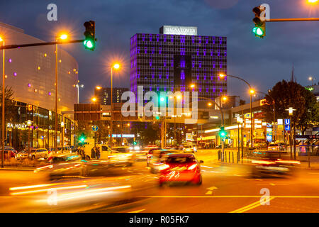 Berliner Platz, das in der Essener Innenstadt, Einkaufszentrum Limbecker Platz, Magna Türmen Feierabendverkehr, Deutschland Stockfoto