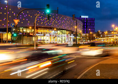 Berliner Platz, das in der Essener Innenstadt, Einkaufszentrum Limbecker Platz, Magna Türmen Feierabendverkehr, Deutschland Stockfoto