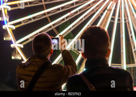 Essen Festival, Licht Kunst Licht Installationen in der Innenstadt von Essen, beleuchtete Riesenrad am Burgplatz, Deutschland Stockfoto