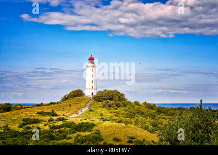 Dornbusch Leuchtturm im Norden der Insel Hiddensee in der Ostsee bei sonnigem Wetter entfernt Stockfoto