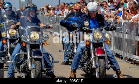 Boone, Iowa, USA, 3. Juni 2017 Senator Joni Ernst Republikaner von Iowa (L) reitet ihr Motorrad als Sie escorts United States Vice President Mike Pence (R), eine Harley Davidson Motorrad in der Senator 3. jährlichen Braten und Fahrt Nächstenliebe im Central Iowa Expo Center Credit: Mark Reinstein/MediaPunch Stockfoto