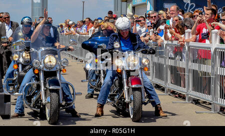 Boone, Iowa, USA, 3. Juni 2017 Senator Joni Ernst Republikaner von Iowa (L) reitet ihr Motorrad als Sie escorts United States Vice President Mike Pence (R), eine Harley Davidson Motorrad in der Senator 3. jährlichen Braten und Fahrt Nächstenliebe im Central Iowa Expo Center Credit: Mark Reinstein/MediaPunch Stockfoto