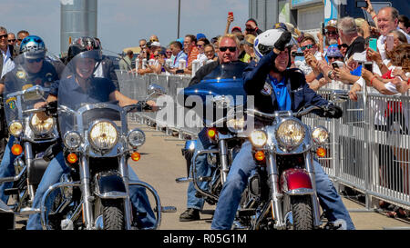 Boone, Iowa, USA, 3. Juni 2017 Senator Joni Ernst Republikaner von Iowa (L) reitet ihr Motorrad als Sie escorts United States Vice President Mike Pence (R), eine Harley Davidson Motorrad in der Senator 3. jährlichen Braten und Fahrt Nächstenliebe im Central Iowa Expo Center Credit: Mark Reinstein/MediaPunch Stockfoto