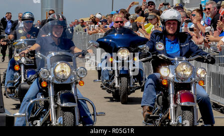 Boone, Iowa, USA, 3. Juni 2017 Senator Joni Ernst Republikaner von Iowa (L) reitet ihr Motorrad als Sie escorts United States Vice President Mike Pence (R), eine Harley Davidson Motorrad in der Senator 3. jährlichen Braten und Fahrt Nächstenliebe im Central Iowa Expo Center Credit: Mark Reinstein/MediaPunch Stockfoto