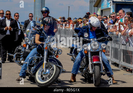 Boone, Iowa, USA, 3. Juni 2017 Senator Joni Ernst Republikaner von Iowa (L) reitet ihr Motorrad als Sie escorts United States Vice President Mike Pence (R), eine Harley Davidson Motorrad in der Senator 3. jährlichen Braten und Fahrt Nächstenliebe im Central Iowa Expo Center Credit: Mark Reinstein/MediaPunch Stockfoto