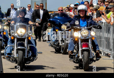 Boone, Iowa, USA, 3. Juni 2017 Senator Joni Ernst Republikaner von Iowa (L) reitet ihr Motorrad als Sie escorts United States Vice President Mike Pence (R), eine Harley Davidson Motorrad in der Senator 3. jährlichen Braten und Fahrt Nächstenliebe im Central Iowa Expo Center i Credit: Mark Reinstein/MediaPunch Stockfoto