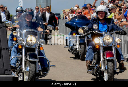 Boone, Iowa, USA, 3. Juni 2017 Senator Joni Ernst Republikaner von Iowa (L) reitet ihr Motorrad als Sie escorts United States Vice President Mike Pence (R), eine Harley Davidson Motorrad in der Senator 3. jährlichen Braten und Fahrt Nächstenliebe im Central Iowa Expo Center i Credit: Mark Reinstein/MediaPunch Stockfoto