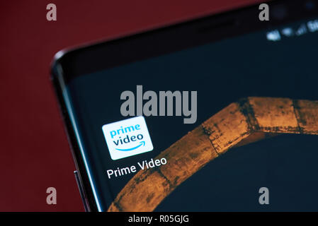 New York, USA - November 1, 2018: Amazon Prime Video -Symbol am Bildschirm des Smartphones Nähe zu sehen. Stockfoto