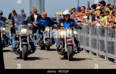 Boone, Iowa, USA, 3. Juni 2017 Senator Joni Ernst Republikaner von Iowa (L) reitet ihr Motorrad als Sie escorts United States Vice President Mike Pence (R), eine Harley Davidson Motorrad in der Senator 3. jährlichen Braten und Fahrt Nächstenliebe im Central Iowa Expo Center Credit: Mark Reinstein/MediaPunch Stockfoto