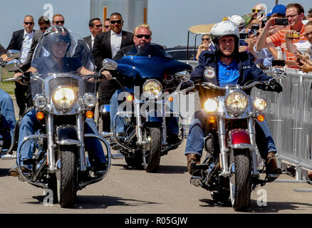 Boone, Iowa, USA, 3. Juni 2017 Senator Joni Ernst Republikaner von Iowa (L) reitet ihr Motorrad als Sie escorts United States Vice President Mike Pence (R), eine Harley Davidson Motorrad in der Senator 3. jährlichen Braten und Fahrt Nächstenliebe im Central Iowa Expo Center Credit: Mark Reinstein/MediaPunch Stockfoto