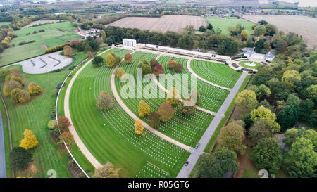 Die amerikanische Soldatenfriedhof im Madingley, in der Nähe von Cambridge, in tadellosem Zustand für dieses Wochenende Tag der Erinnerung. Gärtner auf einem Soldatenfriedhof besetzt sind die Vorbereitung der Website heute sie makellos vor Tag der Erinnerung am Sonntag. Die acht Gärtner verbringen Stunden pro Woche Reinigung die Kreuze auf dem amerikanischen Soldatenfriedhof im Madingley, in der Nähe von Cambridge. Das Team auch Polnisch die 3.811 Grabsteine der amerikanischen Soldaten, von denen die meisten starben im Kampf um den Atlantik oder die Bombardierung des nordwestlichen Europa. Stockfoto