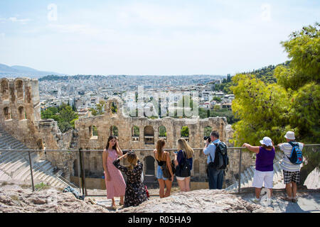 Athen, Griechenland-14. September 2018. Die Akropolis Ruinen in der Stadt Athen mit Touristen besuchen sie Stockfoto