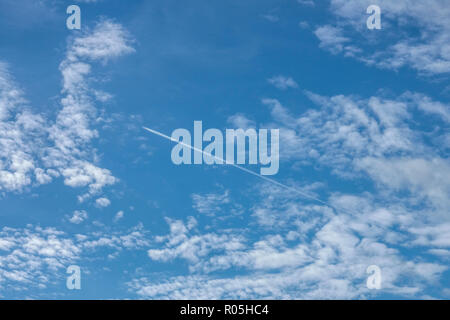 Wolken Cirrocumulus, Plane Vapor Trail Sky Hintergrund Stockfoto