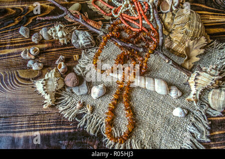 Antike Perlen aus Bernstein, Fluss Perlen und roten Korallen mit trockenen Zweig auf poliertem grob Boards Stockfoto