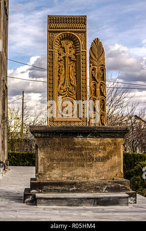 Eriwan, Armenien; die Gemeinschaft Nerkin Charbakh; 2. Februar; 2018: gravierter Stein Stele mit Kreuz auf Sockel mit Inschrift, die Cente gewidmet Stockfoto