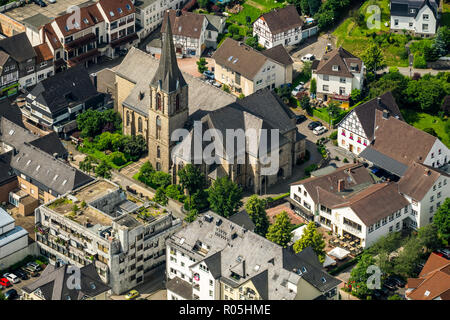 Luftaufnahme, St. Johannes Kirche Sundern, Stadtzentrum, Main Street, Jostes Gäßchen, Financial District, Sundern, Sauerland, Nordrhein-Westfalen, Ge Stockfoto