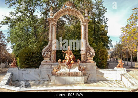 Horizontale Ansicht der Brunnen eingeweiht Göttin der Weisheit in den königlichen Gärten von La Granja de San Ildefonso, Segovia, Spanien zu Minerva Stockfoto