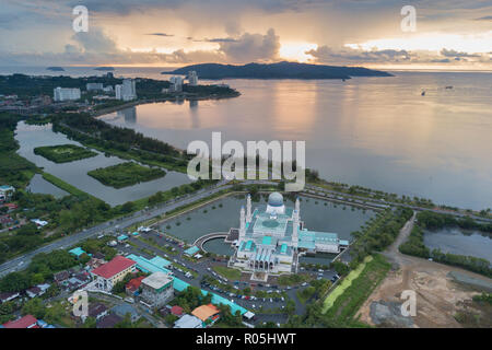 Ein Luftbild der Stadt Kota Kinabalu Moschee und und ein Teil der Stadt Kota Kinabalu während des Sonnenuntergangs. Stockfoto