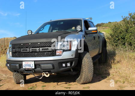 Silber und Schwarz angepasste Ford F150 SVT Raptor auf unbefestigte Straße Stockfoto