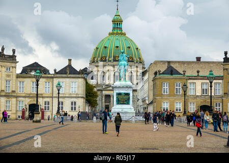 Reiterstandbild von Schloss Amalienborg Gründer König Friedrich V. in der Amalienborg Palast Innenhof Kopenhagen Dänemark Hauptstadt Stockfoto