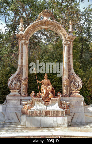 Vertikale Ansicht der Brunnen eingeweiht Göttin der Weisheit in den königlichen Gärten von La Granja de San Ildefonso, Segovia, Spanien zu Minerva Stockfoto