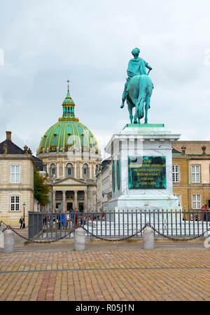 Reiterstandbild von Schloss Amalienborg Gründer König Friedrich V. in der Amalienborg Palast Innenhof Kopenhagen Dänemark Hauptstadt Stockfoto