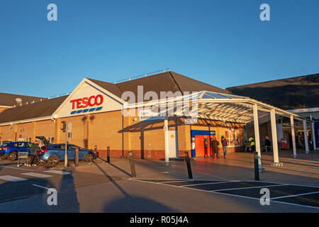 Shop Fronten der freundlichen Konkurrenz mit Speisen zum Mitnehmen in das kleine Dorf von Bramley, in der Nähe von Rotherham in South Yorkshire. Die Außenseite des Tesco Marke Stockfoto