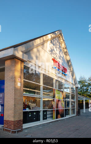 Shop Fronten der freundlichen Konkurrenz mit Speisen zum Mitnehmen in das kleine Dorf von Bramley, in der Nähe von Rotherham in South Yorkshire. Die Außenseite des Tesco Marke Stockfoto